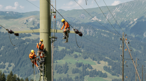 Arbeiter auf Strommast